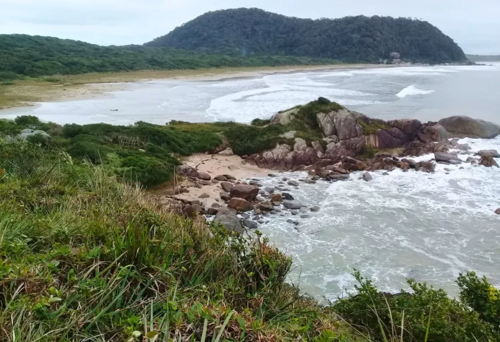 a imagem mostra a praia da Ilha do Mel, Paraná - Brasil