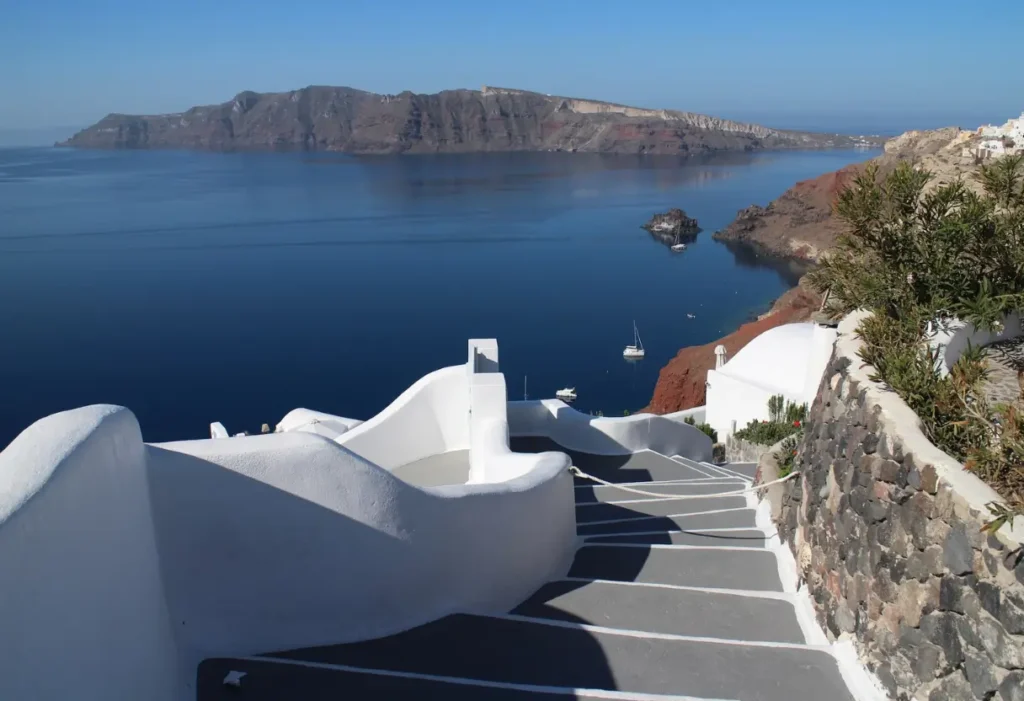 Imagem: escada de concreto branco perto do corpo de água durante o dia Santorini