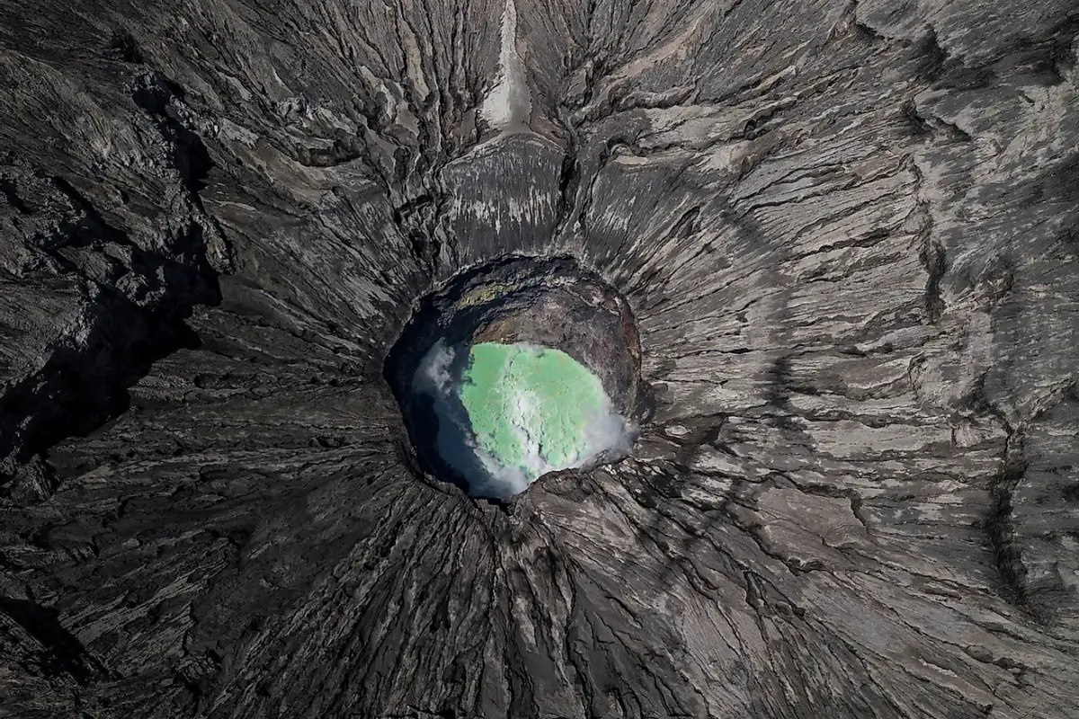 Vista aerea da cratera do vulcao Bromo ativo