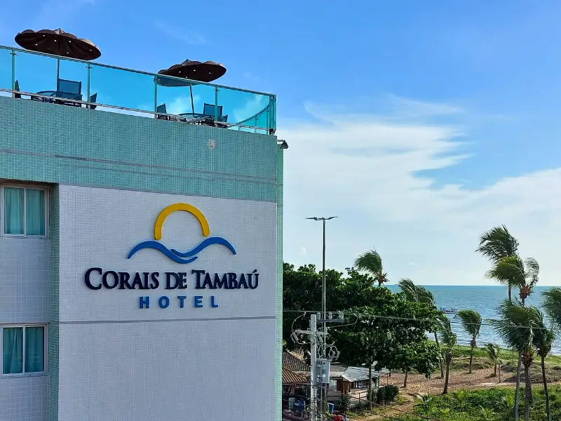 Vista do Hotel Corais de Tambaú com o mar ao fundo em João Pessoa.